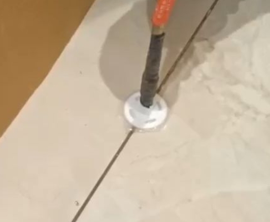 德格瓷砖空鼓维修公司专业解答瓷砖在铺贴过程中，如果没有涂抹均匀到位的粘结材料（如水泥砂浆或瓷砖胶），可能会导致以下问题