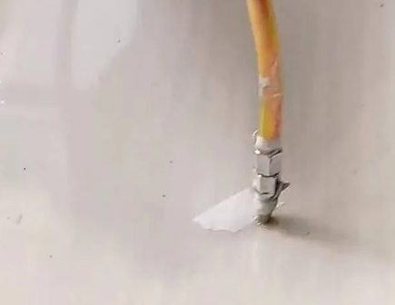 德格瓷砖空鼓维修公司专业解答在瓷砖铺贴过程中，如果使用的砂料过粗（如全部使用了粗砂），可能会导致以下问题