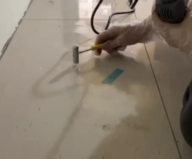 德格瓷砖开裂维修公司专业分享瓷砖在铺贴前如果没有沥干水分，将会导致以下问题